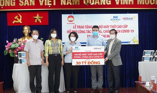 Chủ tịch Ủy ban MTTQ VN TPHCM Tô Thị Bích Châu và Phó Chủ tịch UBND TPHCM Phan Thị Thắng tiếp nhận 100 bộ máy thở cao cấp do Sovico và HD trao tặng. Ảnh: HDBank