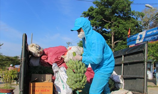 Người dân huyện Nam Trà My gửi rau củ quả ra Đà Nẵng với mong muốn chia sẻ một phần khó khăn của thành phố trong thời gian này. Ảnh: Thanh Chung