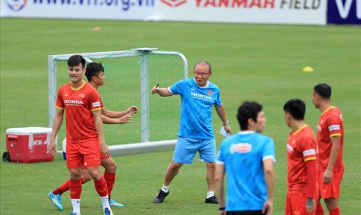Huấn luyện viên Park Hang-seo đang tính toán chiến thuật mới cho đội tuyển Việt Nam. Ảnh: VFF