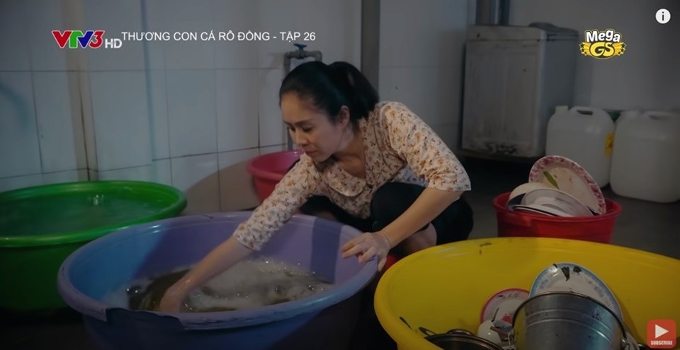 Thương đi làm thuê trong tập mới "Thương con cá rô đồng". Ảnh: NSX. Thương đi làm thuê trong tập mới "Thương con cá rô đồng". Ảnh: NSX.
