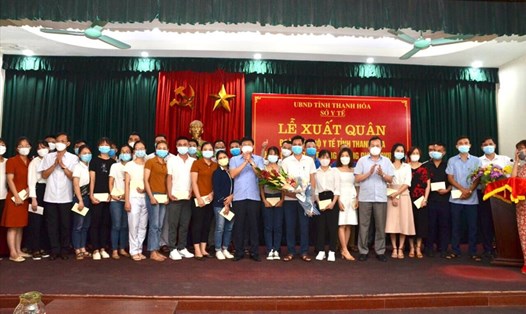 Thanh Hoá tổ chức lễ xuất quân chi viện nhân lực y tế cho các tỉnh phía Nam, sáng 15.8. Ảnh: T.L