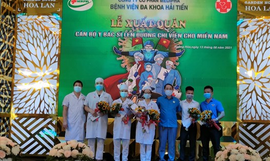 Cán bộ y tế công ty tư nhân ở Thanh Hoá lên đường hỗ trợ miền Nam chống dịch. Ảnh: Sỹ Kiên