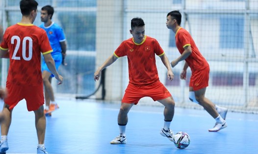 Các cầu thủ đội tuyển Futsal Việt Nam đang nỗ lực tập luyện, chuẩn bị cho vòng chung kết Futsal World Cup 2021. Ảnh: VFF