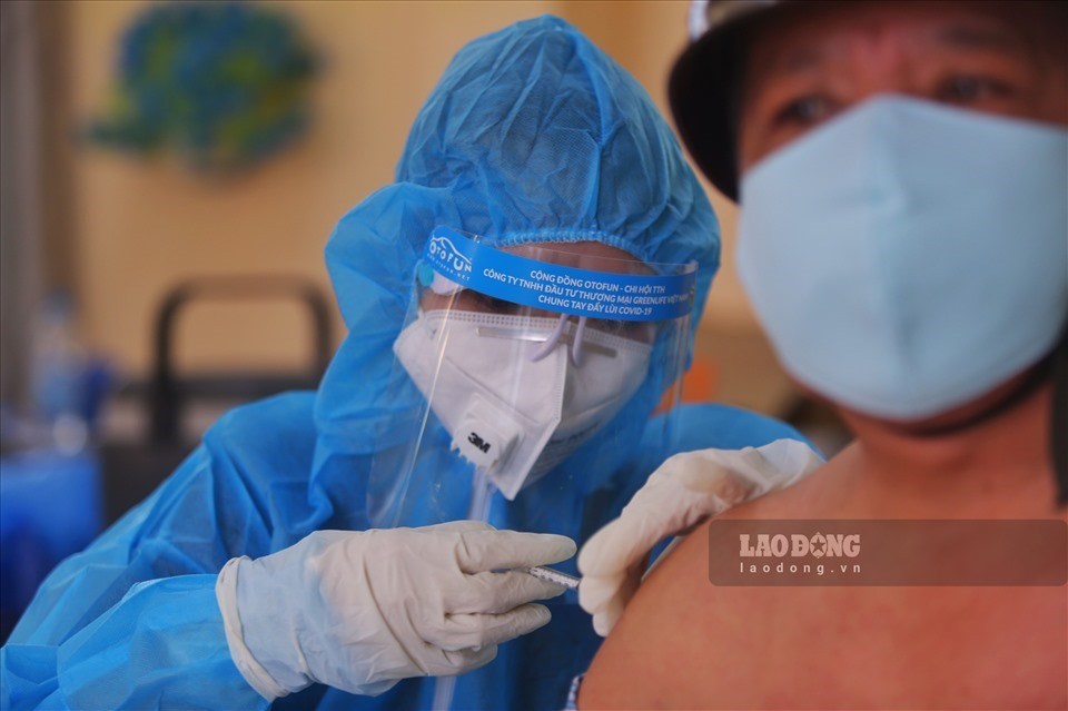 Tiêm vaccine Vero Cell cho người dân ở TPHCM. Ảnh: Thanh Vũ. Tiêm vaccine Vero Cell cho người dân ở TPHCM. Ảnh: Thanh Vũ.
