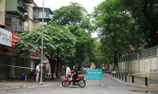 Hà Nội hiện có nhiều chốt kiểm soát "xanh" tại các khu dân cư. Ảnh: Hoài Anh