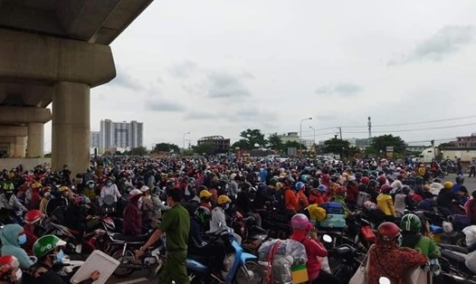 Ngày 15.8, tái xuất hiện tình trạng người dân ở các vùng giãn cách phía Nam về quê tự phát bằng xe máy. Ảnh: HĐ