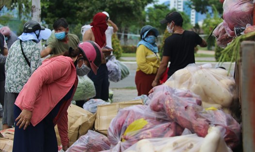 Người dân đổ xô mua lương thực về tích trữ trước lệnh cám ra khỏi nhà 7 ngày ở Đà Nẵng. Ảnh: Thanh Chung