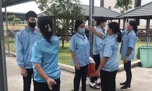 “Tổ an toàn COVID-19” tại Công ty TNHH Newone Vina, KCN tỉnh Thái Nguyên tham gia đo thân nhiệt kiểm tra sức khỏe cho người lao động. Ảnh: CĐCC