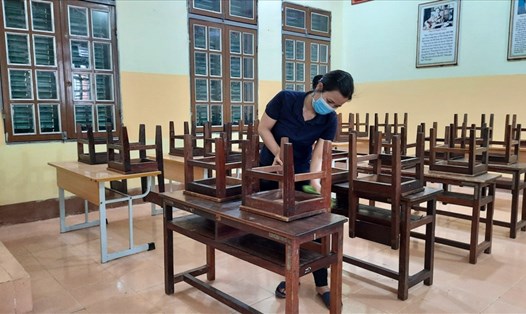 Trường tiểu học thị trấn Yên Châu, Yên Châu dọn dẹp bàn ghế chuẩn bị đón học sinh tựu trường. Ảnh: N.T