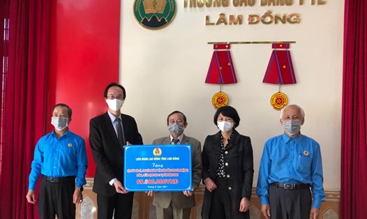 Lãnh đạo tỉnh Lâm Đồng tặng quà cho y bác sỹ và sinh viên ngành y tình nguyện chống dịch tại Bình Dương. Anh D. Quỳnh