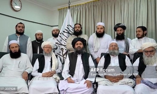 Thủ lĩnh Taliban Mullah Baradar Akhund (phía trước, giữa) phát biểu mừng chiến thắng tại Kabul của Afghanistan hôm 15.8. Ảnh: AFP