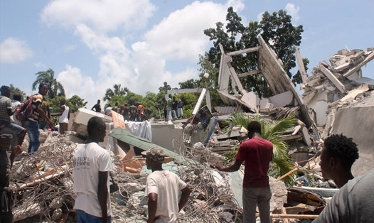 Tìm kiếm người bị nạn sau khi một khách sạn sập do động đất Haiti ngày 14.8. Ảnh: AFP