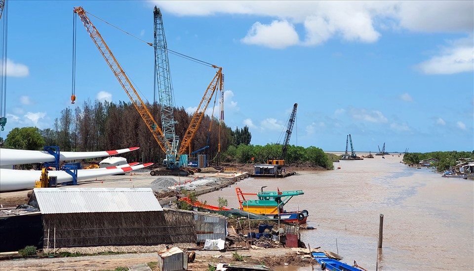 Tập kết thiết bị để di chuyển đến điểm xây dựng điện gió tại huyện Hòa Bình, tỉnh Bạc Liêu. Ảnh: Nhật Hồ