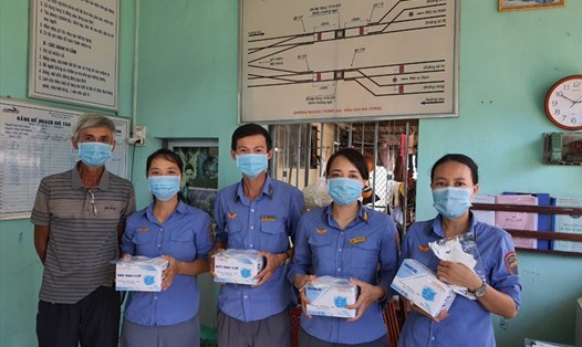 Các cấp Công đoàn Đường sắt Việt Nam tổ chức nhiều hoạt động thăm hỏi, động viên, tặng quà cho người lao động trong thời gian dịch bệnh COVID-19. Ảnh: Đ.H