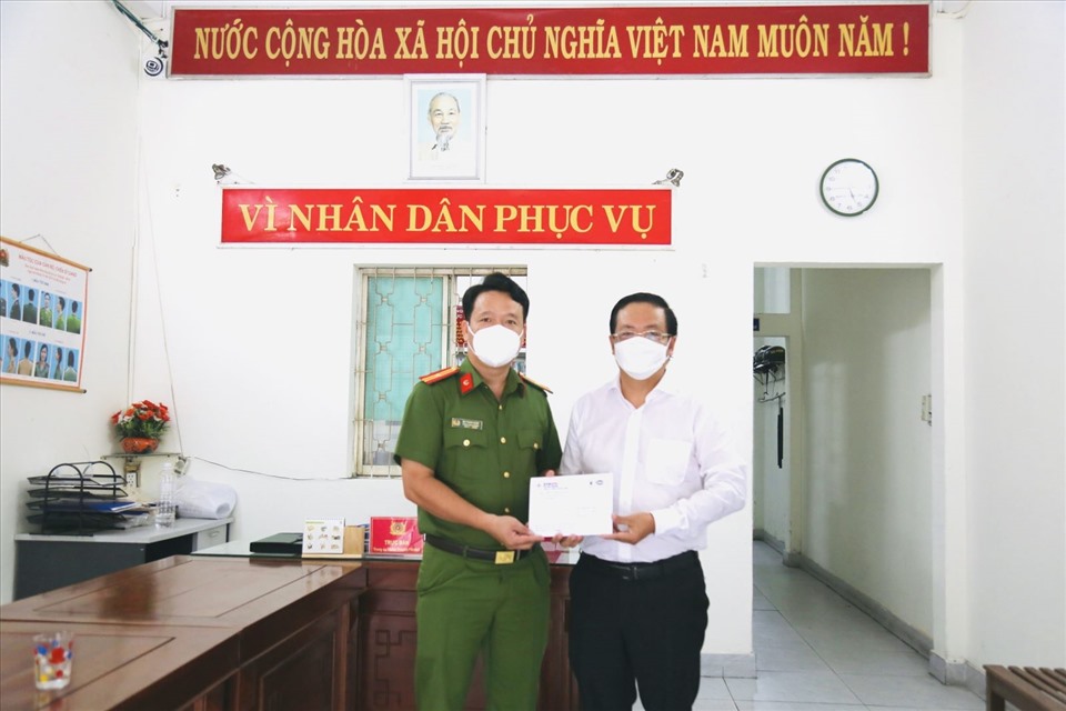 Chủ tịch kiêm Giám đốc PC Đà Nẵng trao quà hỗ trợ lực lượng phòng chống dịch Công an phường Hải Châu 1