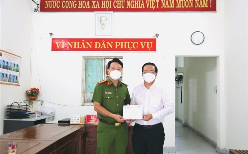 Chủ tịch kiêm Giám đốc PC Đà Nẵng trao quà hỗ trợ lực lượng phòng chống dịch Công an phường Hải Châu 1
