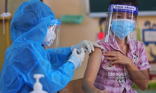 Tiêm vaccine Vero Cell cho người dân tại điểm tiêm trường tiểu học Bình Hưng (xã Bình Hưng, huyện Bình Chánh).  Ảnh: Thanh Vũ