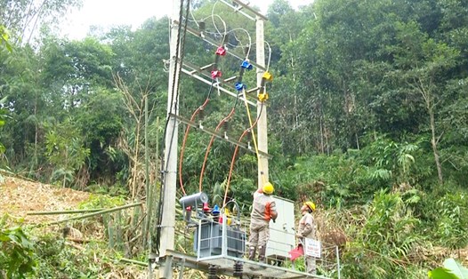Đưa điện lưới về thôn Bản Lắp, xã Nậm Đét, huyện Bắc Hà tỉnh Lào Cai. Ảnh: BLC.