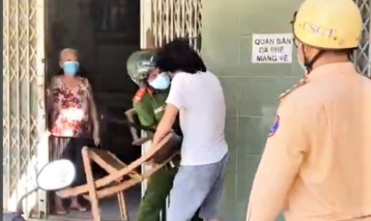 Đối tượng Nguyễn Văn Hải dùng ghế tấn công công an khi bị nhắc nhở đeo khẩu trang. Ảnh chụp màn hình
