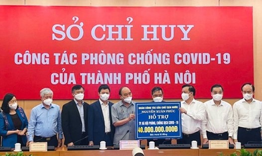 Ông Phạm Quang Thắng - Phó Tổng Giám đốc Techcombank (thứ ba, từ trái sang) - tại lễ trao tặng hỗ trợ đến Thủ đô Hà Nội trong công tác phòng chống dịch COVID-19. Ảnh: Techcombank