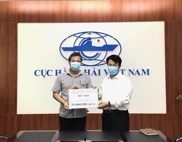 Chủ tịch Công đoàn Giao thông Vận tải Việt Nam Đỗ Nga Việt (bên phải) trao hỗ trợ cho Sở Chỉ huy tiền phương Cục Hàng hải Việt Nam. Ảnh: CĐGT