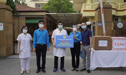 Liên đoàn Lao động Hà Nội thăm, động viên đội ngũ y, bác sĩ, người lao động Bệnh viện Bắc Thăng Long ngày 16.8. Ảnh: Mai Quý