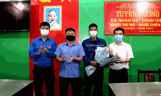 Tuyên dương công nhân Nguyễn Văn Thức (Phân xưởng khai thác 4, Công ty Than Mạo Khê). Ảnh: TKV