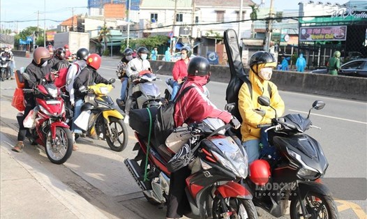 Nhiều người đi xe máy rời TPHCM buộc phải quay đầu xe ngày 28.7. Ảnh: HC