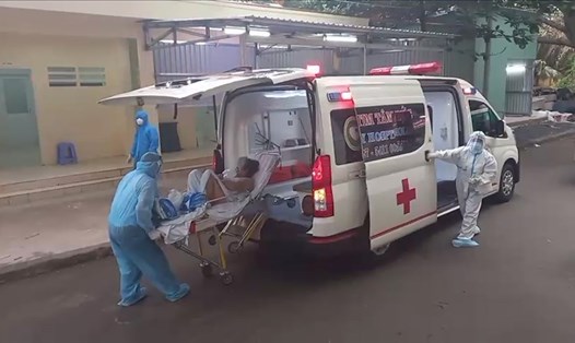 Bệnh nhân được cấp cứu tại Bệnh viện dã chiến số 1. Ảnh: Nguyễn Ly