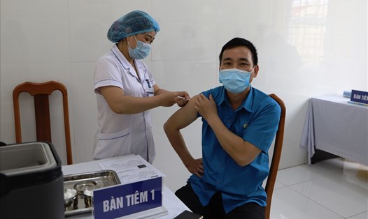 Cán bộ Công đoàn tỉnh Cao Bằng được tiêm vaccine phòng chống dịch COVID-19. Ảnh: CDCCB