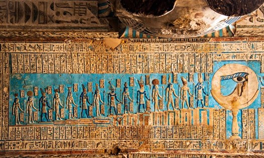 Chữ tượng hình Ai Cập cổ đại trên trần của đại sảnh Hypostyle trong đền Hathor ở Ai Cập. Ảnh chụp màn hình.