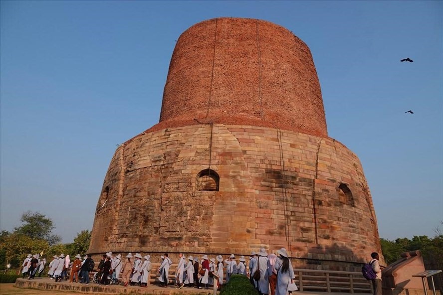 Người Việt hành hương lễ Phật ở Ấn Độ. Ảnh: LĐ