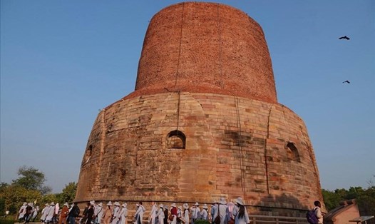 Người Việt hành hương lễ Phật ở Ấn Độ. Ảnh: LĐ