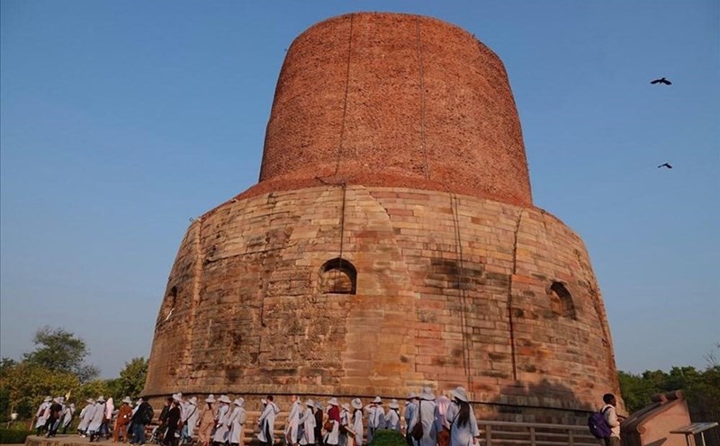 Người Việt hành hương lễ Phật ở Ấn Độ. Ảnh: LĐ