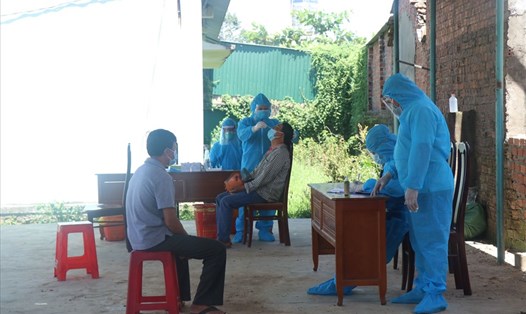 Lực lượng y tế xét nghiệm cho người dân ở xã Vụ Bổn, huyện Krông Pắk, tỉnh Đắk Lắk. Ảnh: B.T