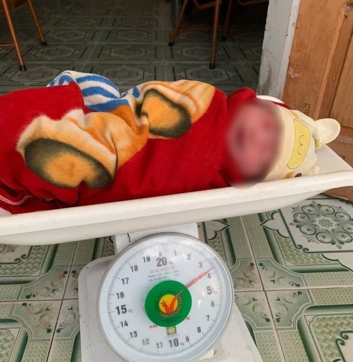 Bé sơ sinh khoảng 2 ngày tuổi bị bỏ rơi gần cột điện viễn thông ở Hải Phòng. Ảnh CTV