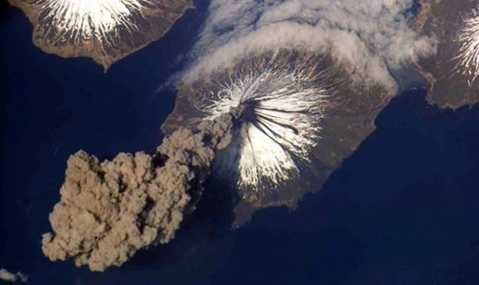 Núi lửa Cleveland phun trào đưa một đám mây tro bụi cao 4572m lên bầu trời. Ảnh: NASA