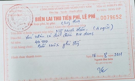 Biên lai thu tiền khi người dân đến ký xác nhận để hưởng hỗ trợ do COVID-19 của UBND phường Hải Thành. Ảnh: Lê Phi Long