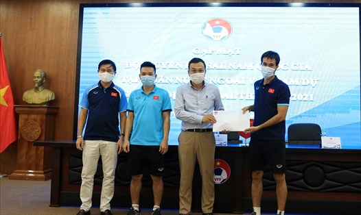 Lãnh đạo VFF tặng quà động viên đội tuyển Futsal Việt Nam tiếp tục tập luyện để hướng đến vòng chung kết Futsal World Cup 2021 diễn ra vào tháng 9 tới đây tại Lithuania. Ảnh: VFF