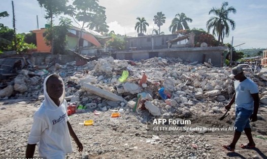Một tòa nhà bị phá hủy trong trận động đất. Ảnh: AFP