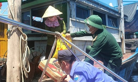 Đồn Biên phòng Sơn Trà, Bộ đội Biên phòng Đà Nẵng trao quà động viên ngư dân đang gặp khó khăn. Ảnh: ST