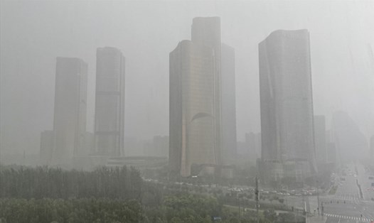 Mưa lớn ở thủ đô Bắc Kinh hôm 16.8. Ảnh: VCG