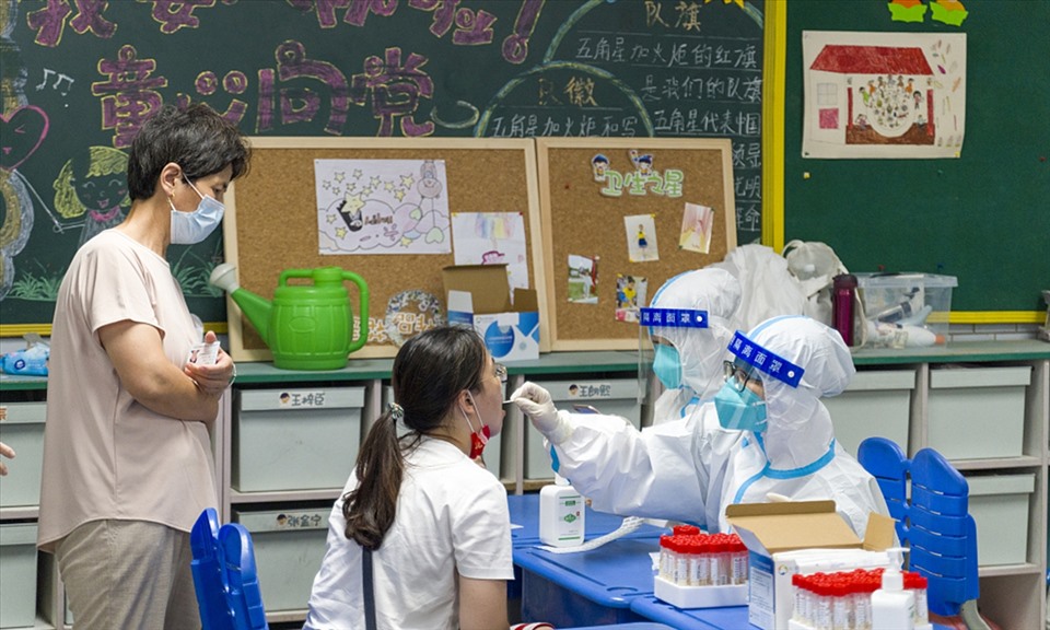 Xét nghiệm COVID-19 ở Trung Quốc. Ảnh: Xinhua/VCG