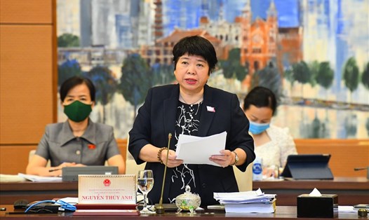 Chủ nhiệm Ủy ban Xã hội Nguyễn Thuý Anh trình bày báo cáo tóm tắt. Ảnh: Minh Hùng