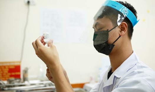 Cán bộ y tế tiêm vaccine COVID-19 cho người dân. Ảnh: Hải Nguyễn