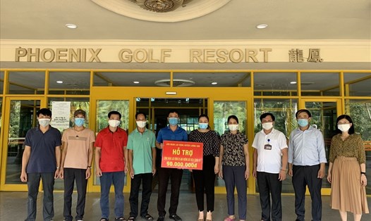 Lãnh đạo LĐLĐ huyện Lương Sơn trao hỗ trợ tại Công ty TNHH sân golf Phượng Hoàng. Ảnh: Ngọc Tân