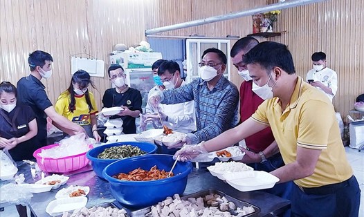 Ông Cao Tiến Đoan - Chủ tịch Hiệp hội Doanh nghiệp tỉnh Thanh Hoá, Chủ tịch CLB Bóng đá Thanh Hoá (thứ 3, phải sang) tham gia nấu cơm từ thiện cho đồng bào cách ly. Ảnh: T.L