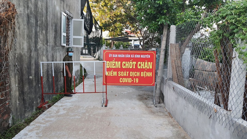 Cơ quan chức năng huyện Thăng Bình phong tỏa một phần khu vực tổ 2 của thôn Liễu Trì- nơi bệnh nhân mắc COVID-19 sinh sống. Ảnh: Thanh Chung