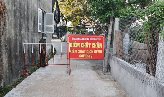Cơ quan chức năng huyện Thăng Bình phong tỏa một phần khu vực tổ 2 của thôn Liễu Trì- nơi bệnh nhân mắc COVID-19 sinh sống. Ảnh: Thanh Chung