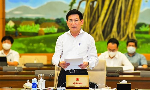 Bộ trưởng Bộ Tài chính Hồ Đức Phớc trình bày tờ trình của Chính phủ về việc ban hành nguyên tắc, tiêu chí, định mức phân bổ dự toán chi thường xuyên ngân sách nhà nước năm 2022. Ảnh: Minh Hùng